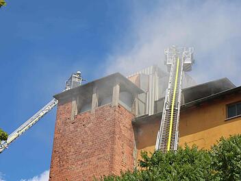 Beide Drehleitern der Kulmbacher Feuerwehr waren im Einsatz. In Rund 20 Metern Höhe wurde das Feuer auf dem Dach der Darre bekämpft. Fotos: Alexander Hartmann