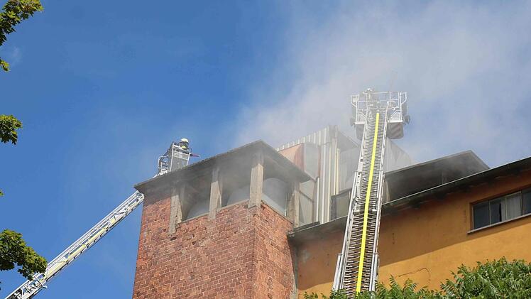 Beide Drehleitern der Kulmbacher Feuerwehr waren im Einsatz. In Rund 20 Metern Höhe wurde das Feuer auf dem Dach der Darre bekämpft. Fotos: Alexander Hartmann