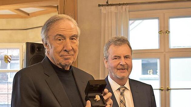 Otto M&uuml;ller hat den Ehrenring erhalten. Fotos: Petra Malbrich