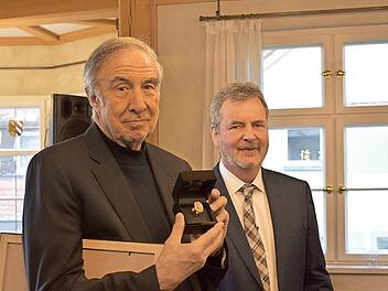 Otto Müller hat den Ehrenring erhalten. Fotos: Petra Malbrich
