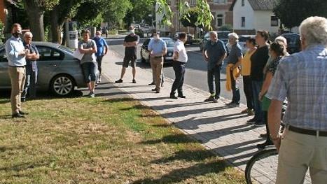 Sollen aus einer Grünfläche zwei Parkplätze werden? Diese Frage konnte sich der Bauausschuss auch nach einem Ortstermin in der Heldburger Straße nicht beantworten. Die Entscheidung wurde vertagt.