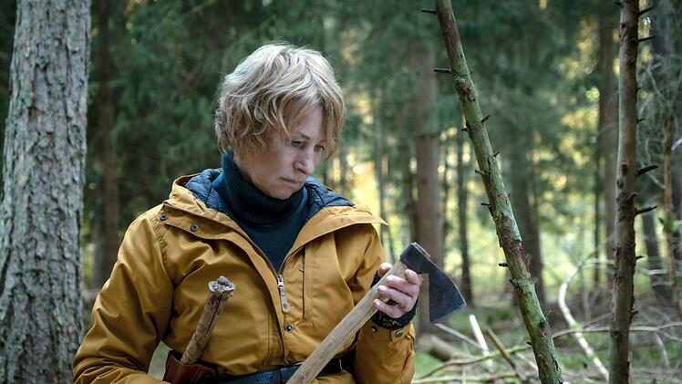 Susanne Bonard (Corinna Harfouch) pr&uuml;ft ein Werkzeug, dass die Tatwaffe sein k&ouml;nnte.