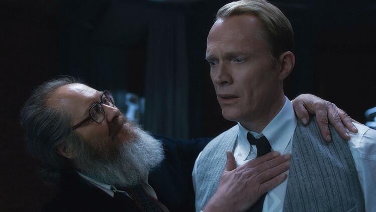 Ultron (James Spader, links) sieht aus wie ein netter &auml;lterer Herr mit Vatergef&uuml;hlen, wenn er sich in Visions (Paul Bettany) Kopf materialisiert.