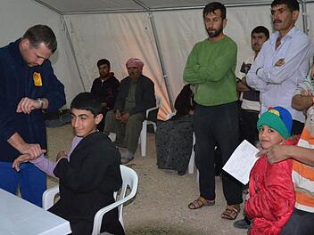 Sebastian Wetzel (links) bei der Patientenaufnahme im Lager Dormiz im Nordirak. 30 000 Flüchtlinge aus Syrien sind hier untergebracht.. Fotos: ABS Deutschland