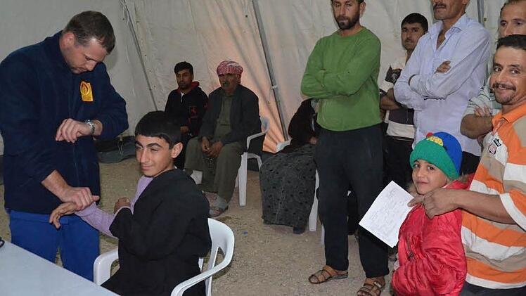 Sebastian Wetzel (links) bei der Patientenaufnahme im Lager Dormiz im Nordirak. 30 000 Flüchtlinge aus Syrien sind hier untergebracht.. Fotos: ABS Deutschland