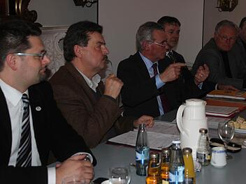 Im Pressegspräch erklären (von links) Stefan Wicklein (FW), Richard Rauh (SPD), Landrat Oswald Marr (SPD), dessen Stellvertreter Gerhard Wunder (CSU), Albert Rubel (CSU) und Kämmerer Günter Daum, was in den nächsten Jahren im Landkreis ansteht. Foto: Corinna Igler