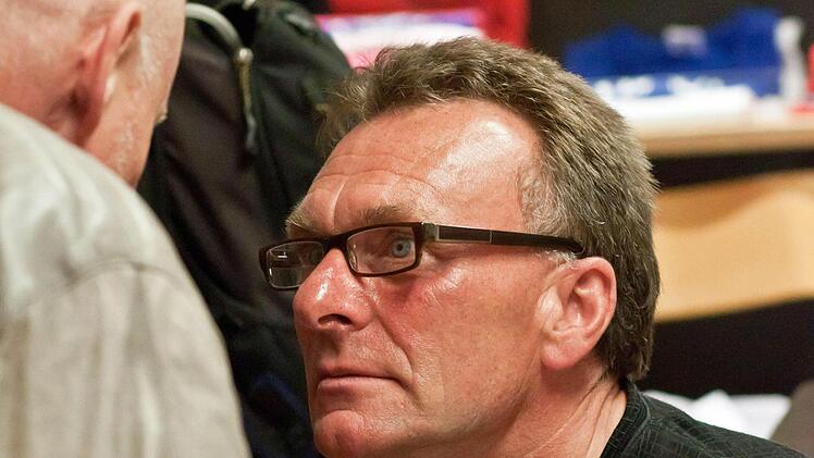 Manfred Kern im intensiven Dialog mit einem Zuhörer.