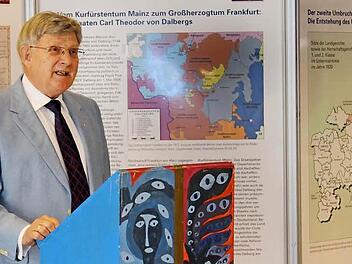 Günter Lipp, wie man ihn kennt, der ehemalige Seminarrektor machte seine Rede zu einer "Unterrichtsstunde" über die 200jährige Entwicklung Eberns als Teil von Unterfranken.  Fotos: Stefan Andritschke