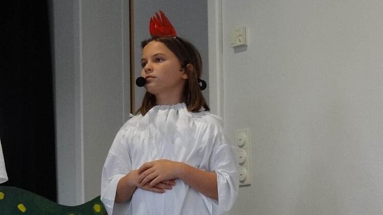 Das Huhn (gespielt von Nele Ziegler) nimmt die Nachricht, dass ab sofort nur noch Eier mit Überraschungen verkauft werden, sehr ratlos auf. Wie sie eine Überraschung in ihr Ei bringen soll, können ihr die Enten auch nicht erklären.