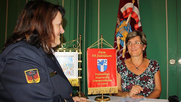 Gabriele Gallrapp von der Firma "Fahnen Kössinger" sprach mit den Feuerwehrleuten über Preise für bedruckte und bestickte Fahnen.