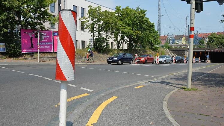 Der Pfosten an der Ecke Ludwigstraße/Zollnerstraße soll verhindern, dass Fahrzeuge über den Rad- und Gehweg fahren. Foto: Ronald Rinklef