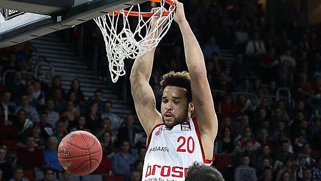Die Bamberger bedienten ihre langen Leute einige Male vorbildlich: Hier schlie&szlig;t Elias Harris per Dunking ab. Foto: sportpress