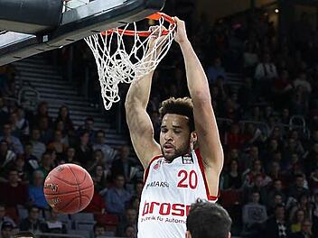 Die Bamberger bedienten ihre langen Leute einige Male vorbildlich: Hier schließt Elias Harris per Dunking ab. Foto: sportpress