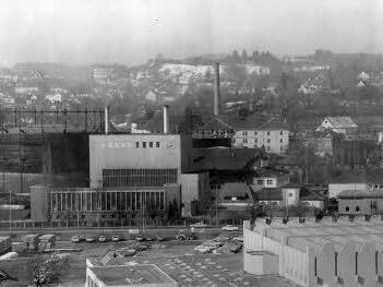 Im Hintergrund, links oben, ist schemenhaft der Turm der Johanneskirche auf der Hut zu erkennen und auch der Schornstein am Hofbrauhaus stand noch.  Foto: CT-Archiv / Klaus Wöhner