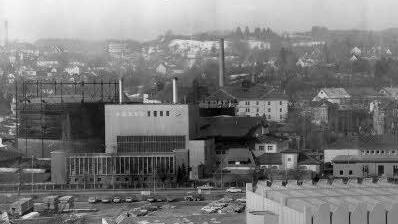 Im Hintergrund, links oben, ist schemenhaft der Turm der Johanneskirche auf der Hut zu erkennen und auch der Schornstein am Hofbrauhaus stand noch.  Foto: CT-Archiv / Klaus Wöhner