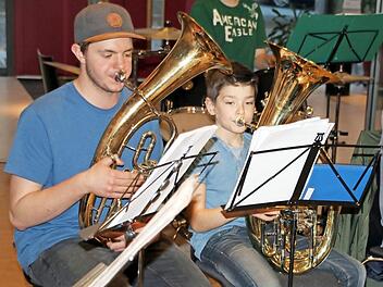 Kleiner Mann, großes Instrument: Seit drei Jahren erlernt Benedikt Heimstädt (Bildmitte, links: Pascal Reß) den Bariton.  Fotos: Bettina Knauth