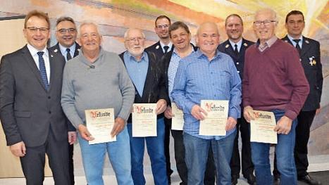 Ehrungen für langjährige Treue (von links): Bürgermeister Bernd Rebhan, Erich Reis, Gerhard Michael, Herbert Kolb, Peter Fischer, Roland Bauer, Hans Renner, Gerhard Sesselmann, Gerhard Siegelin und Marco Wagner  Fotos: Karl-Heinz Hofmann