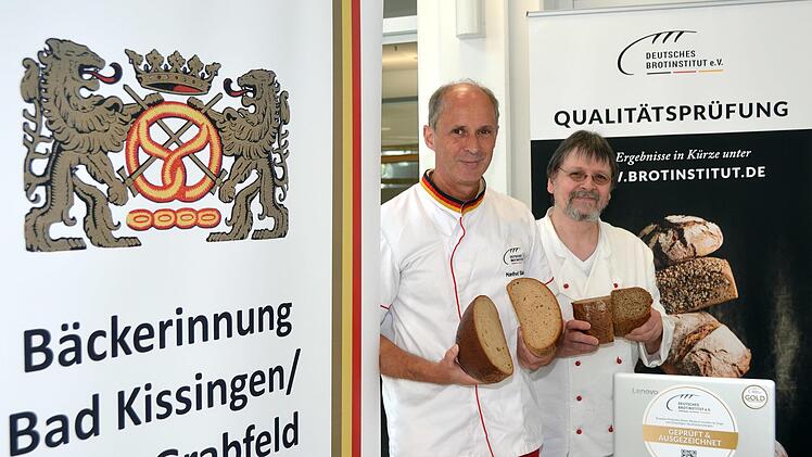 Zwei Drittel aller vorgelegten Brote  erhielten von Brotprüfer Manfred Stiefel (links) ein "Sehr Gut", was auch den stellvertretenden Innungsobermeister Heribert Hedrich (rechts) sehr freute. Peter Rauch