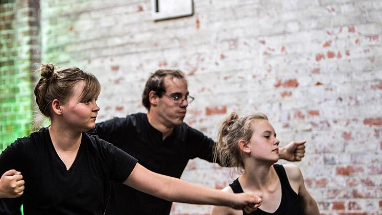Kinder und Jugendliche des Projekts "We Dance" begeisterten zum Auftakt des Festivals "Klanggrenzen" in der Alten Pakethalle in Coburg.Foto: Jochen Berger