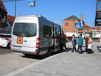 Der Weg von der Innenstadt zum Zentralen Omnibusbahnhof (ZOB) ist für viele ältere Leute beschwerlich. Ein Shuttlebus soll helfen, die Strecke zu bewältigen. Mehrfach am Tag übernehmen andere Linien die Funktion des Shuttles. Seit gestern gibt es an den Haltestellen verbesserte Übersichten über die Fahrzeiten. Foto: Katrin Geyer
