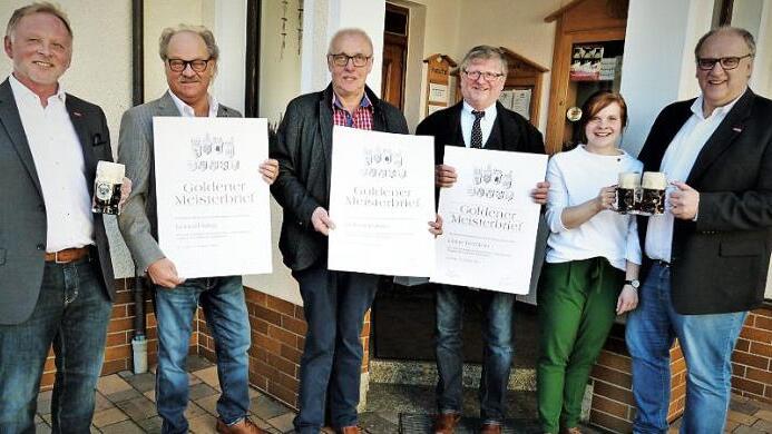 Nach der Verleihung der goldenen Meisterbriefe (von links): Günther Stenglein, Konrad Krug, Helmut Polster, Hans Werner, Monika Hansen und Reinhard Bauer  Foto: Werner Reißaus