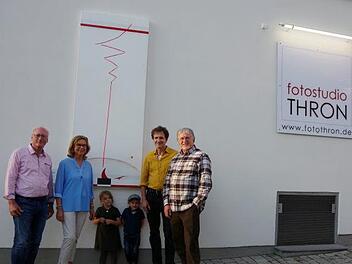 Werner und Cornelia Olgemöller, die Hurec-Enkel Antonia und Valentin, Gerhard Schlötzer und Karol J. Hurec freuen sich über die neue Kunst im öffentlichen Raum. Foto: Heike Schülein