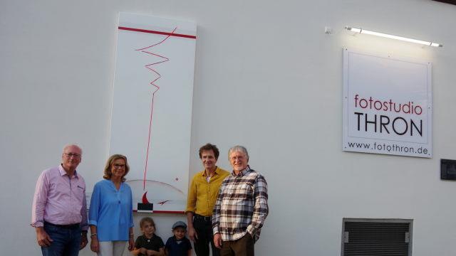 Werner und Cornelia Olgemöller, die Hurec-Enkel Antonia und Valentin, Gerhard Schlötzer und Karol J. Hurec freuen sich über die neue Kunst im öffentlichen Raum. Foto: Heike Schülein