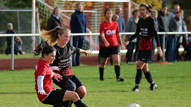 Keriman Abbate (links) peilt mit der DJK Schondra die Meisterschaft in der Kreisliga an, die  Sina Zwirlein (2. von links) mit dem TSV Ebenhausen in der Vorsaison feiern durfte samt Aufstieg in die Bezirksliga. Foto: Sebastian Schmitt