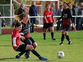 Keriman Abbate (links) peilt mit der DJK Schondra die Meisterschaft in der Kreisliga an, die  Sina Zwirlein (2. von links) mit dem TSV Ebenhausen in der Vorsaison feiern durfte samt Aufstieg in die Bezirksliga. Foto: Sebastian Schmitt