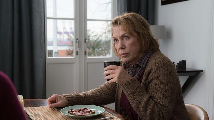 Eva Friesner (Gaby Dohm) will, dass ihre Tochter Anne ihren verstorbenen Ehemann vergisst - kann sie ihr dabei helfen?