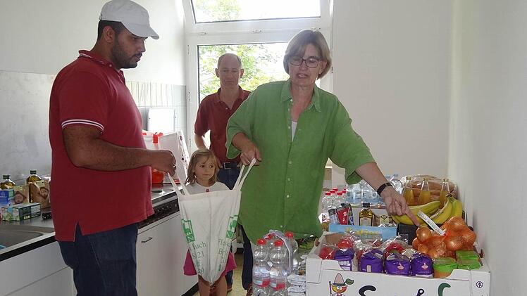 Mitunter Honig, Thymian, Kartoffeln, Zwiebeln und Schokoladen sind in dem Willkommenspaket, das die Ehrenamtlichen des Asylunterstützerkreises den Menschen aus Syrien, Serbien und Albanien überreicht haben.