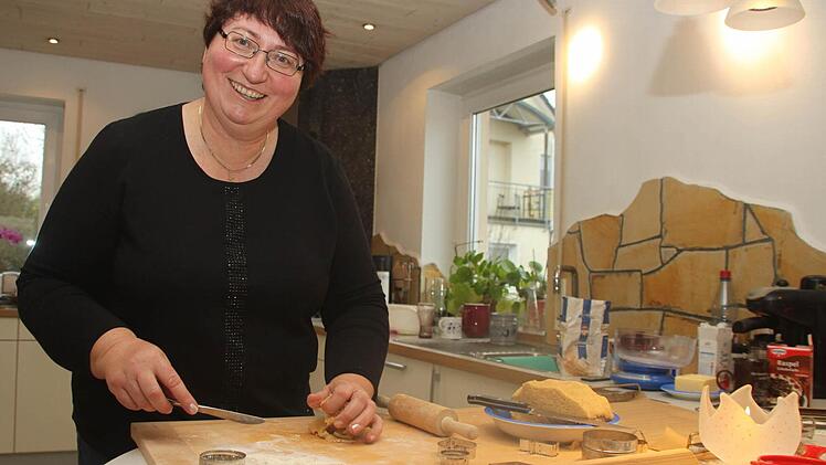 Ingrid Flieger hat am Heiligen Abend Geburtstag. Kein Stress, sondern Grund zur Freude für die 51-Jährige, die zwei Feste an einem Tag genießt.  Foto: Dagmar Besand