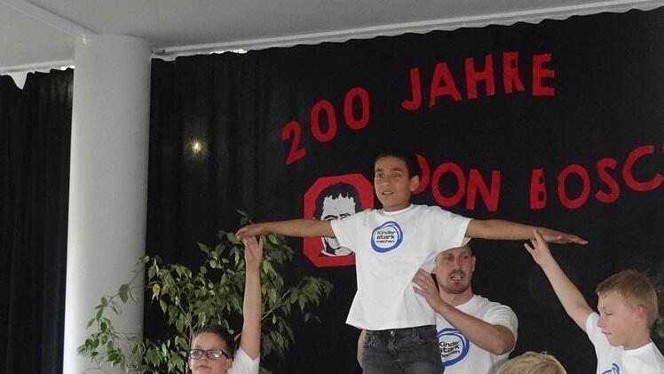 Mit den richtigen Talenten ist es so einfach, eine Menschen-Pyramide zu bauen. Foto: Johanna Eckert