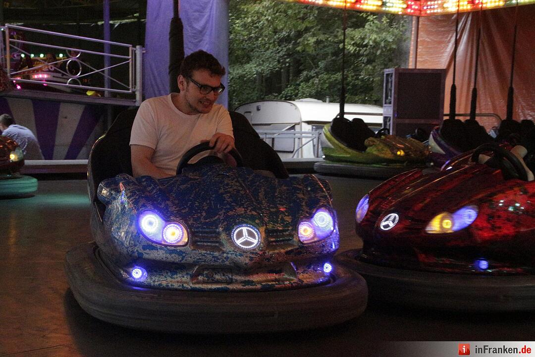 Auf jedem Jahrmarkt ist der Autoscooter zu finden. Auch ohne Führerschein kann man sich hinters Steuer setzen und mal lenken wie die Großen. Klassischerweise trifft man beim Autoscooter viele junge Leute.