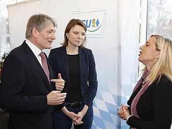 Landtagsabgeordneter Heinrich Rudrof im Gespräch mit Bundestagsabgeordneter Emmi Zeulner und der Bayerischen Gesundheitsministerin Melanie Huml beim Neujahrsempfang der CSU (von links nach rechts). Foto: Matthias Hoch