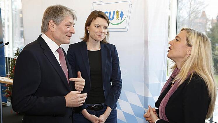 Landtagsabgeordneter Heinrich Rudrof im Gespräch mit Bundestagsabgeordneter Emmi Zeulner und der Bayerischen Gesundheitsministerin Melanie Huml beim Neujahrsempfang der CSU (von links nach rechts). Foto: Matthias Hoch