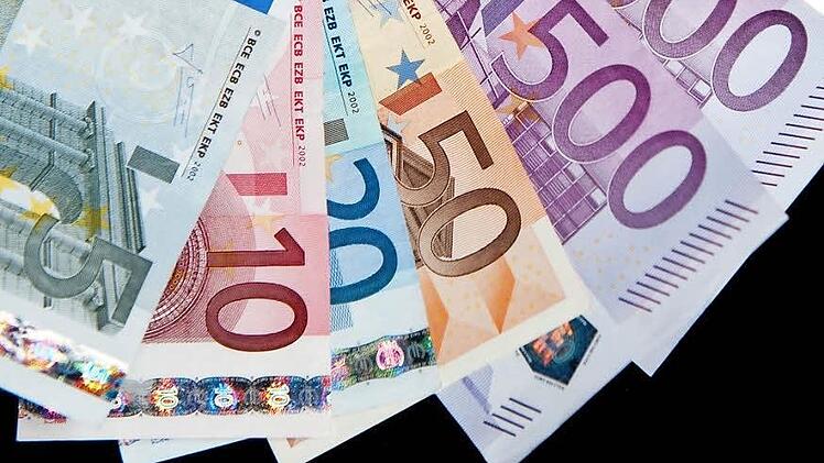 Durch Tricks und Lügen hat eine Frau einen gutgläubigen Landwirt um mehrere Tausend Euro erleichtert. Nun wurde sie wegen Betrugs verurteilt. Foto: Symbolbild /Robert Schlesinger/dpa