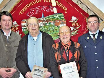 Vereinsvorsitzender Thorsten Zehe (rechts) und Landtagsabgeordneter Sandro Kirchner (von links) dankten Günter Loibersbeck   für 50-jährige und Josef Schäfer für 70-jährige Mitgliedschaft im Feuerwehrverein. Sigismund von Dobschütz