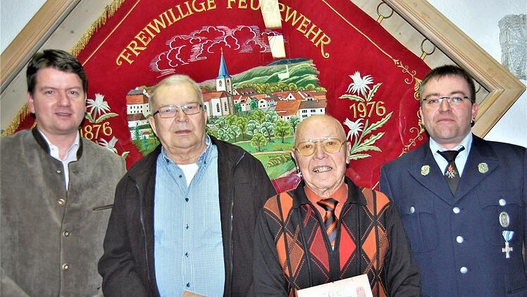Vereinsvorsitzender Thorsten Zehe (rechts) und Landtagsabgeordneter Sandro Kirchner (von links) dankten Günter Loibersbeck   für 50-jährige und Josef Schäfer für 70-jährige Mitgliedschaft im Feuerwehrverein. Sigismund von Dobschütz