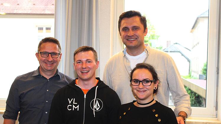 Die neugewählten Kreisjugendleiter mit Kreisvorsitzendem HorstSünkel (links),   Kreisjugendleiter Matthias Zapf  (Zweiter von links) und Zweiter  Kreisjugendleiterin Alexandra Zapf vom Musikverein Burgkunstadt. Dahinter Kreisdirigent Christian StengleinRoland Dietz