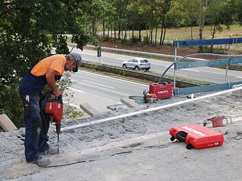 Die Brücke über die Autobahn 73 bei Hirschaid wird saniert. Foto: Sebastian Schanz