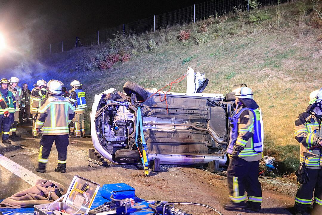 A70: Auto schleudert in Betonwand und überschlagt sich mehrfach - Familie schwer verletzt