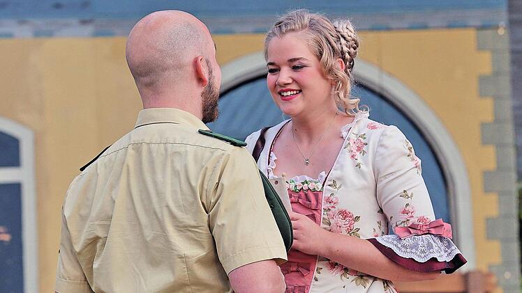 Polizist Willi Turteltaub und Anämia mögen sich. Foto: Dieter Britz