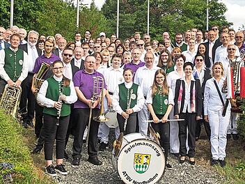 Rund 80 Mitwirkende gestalten am Samstag das gemeinschaftliche "Herbstkonzert mit Musik und Gesang" in der Nordhalbener Nordwaldhalle zum "Ehrenamtsjahr" und 25-j&auml;hrigen Bestehen der Nordwaldhalle.  Foto: Markus Jaksch