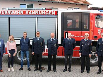 Das Bild zeigt (von links): Landrat und Bürgermeisterin, die geehrten Christian Maier und Matthias Weigand (25 Jahre dabei), Roland Kiesel (40 Jahre dabei), Kommandant Gerhard Röder, Roland Geis und Kreisbrandrat Benno Metz.
