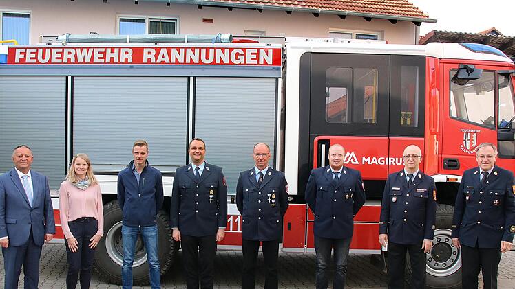 Das Bild zeigt (von links): Landrat und Bürgermeisterin, die geehrten Christian Maier und Matthias Weigand (25 Jahre dabei), Roland Kiesel (40 Jahre dabei), Kommandant Gerhard Röder, Roland Geis und Kreisbrandrat Benno Metz.