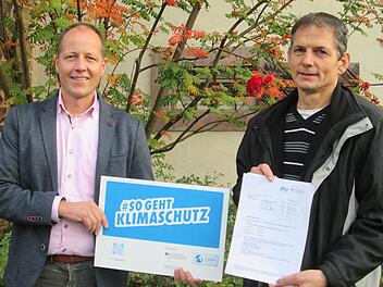 Die Straßenbeleuchtungen im gesamten Markt Elfershausen sind komplett auf LED-Lampen umgerüstet. Bürgermeister Johannes Krumm (links) und Kämmerer Andreas Mützel freuen sich über den Beitrag zum Klimaschutz und die staatliche Förderung.