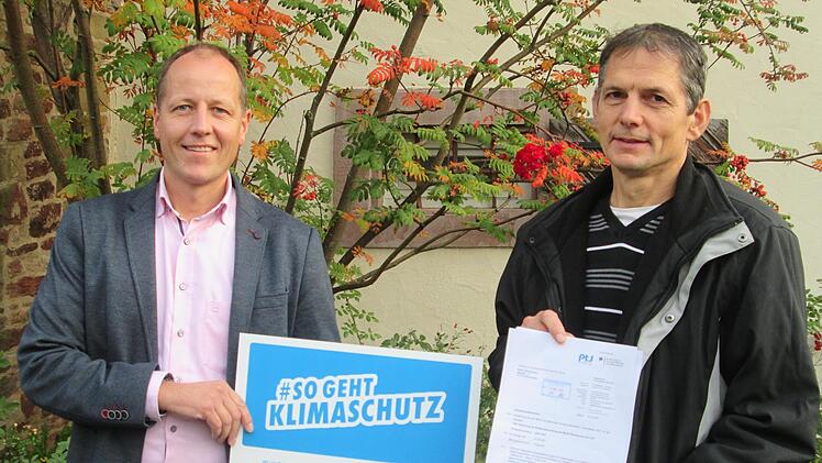 Die Straßenbeleuchtungen im gesamten Markt Elfershausen sind komplett auf LED-Lampen umgerüstet. Bürgermeister Johannes Krumm (links) und Kämmerer Andreas Mützel freuen sich über den Beitrag zum Klimaschutz und die staatliche Förderung.