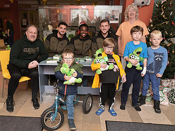 Erlangen: Besuch in der Kinderklinik - Fürther Fußballprofis übergeben Geschenke