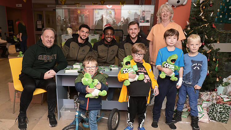 Erlangen: Besuch in der Kinderklinik - Fürther Fußballprofis übergeben Geschenke